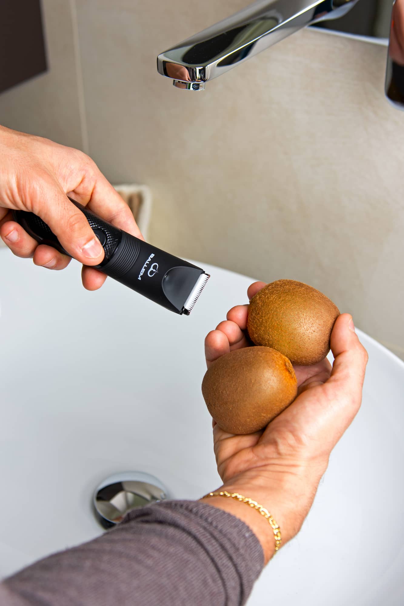 Come Tagliare I Capelli Con Un Rasoio Elettrico?